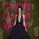 Alessandra Ambrosio con un vestido de volantes en la 'Green Carpet Fashion Awards' 2018