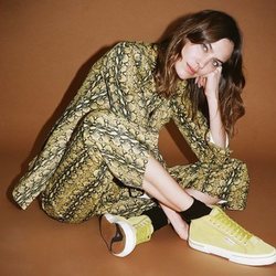 Alexa Chung con unas zapatillas amarillas de la colección cápsula otoño/invierno 2018/2019 de Superga