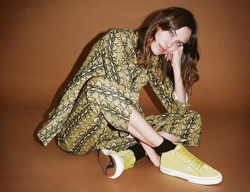 Alexa Chung con unas zapatillas amarillas de la colección cápsula otoño/invierno 2018/2019 de Superga