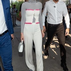 Gigi Hadid con un conjunto blanco en el desfile de Tod's de la Milan Fashion Week
