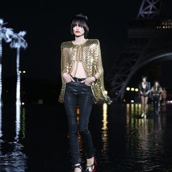 Chaqueta dorada de Saint Laurent primavera/verano 2019 en la Paris Fashion Week