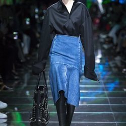 Modelo con una blusa negra en eldesfile de Balenciaga en Paris de la colección primavera/verano 2019