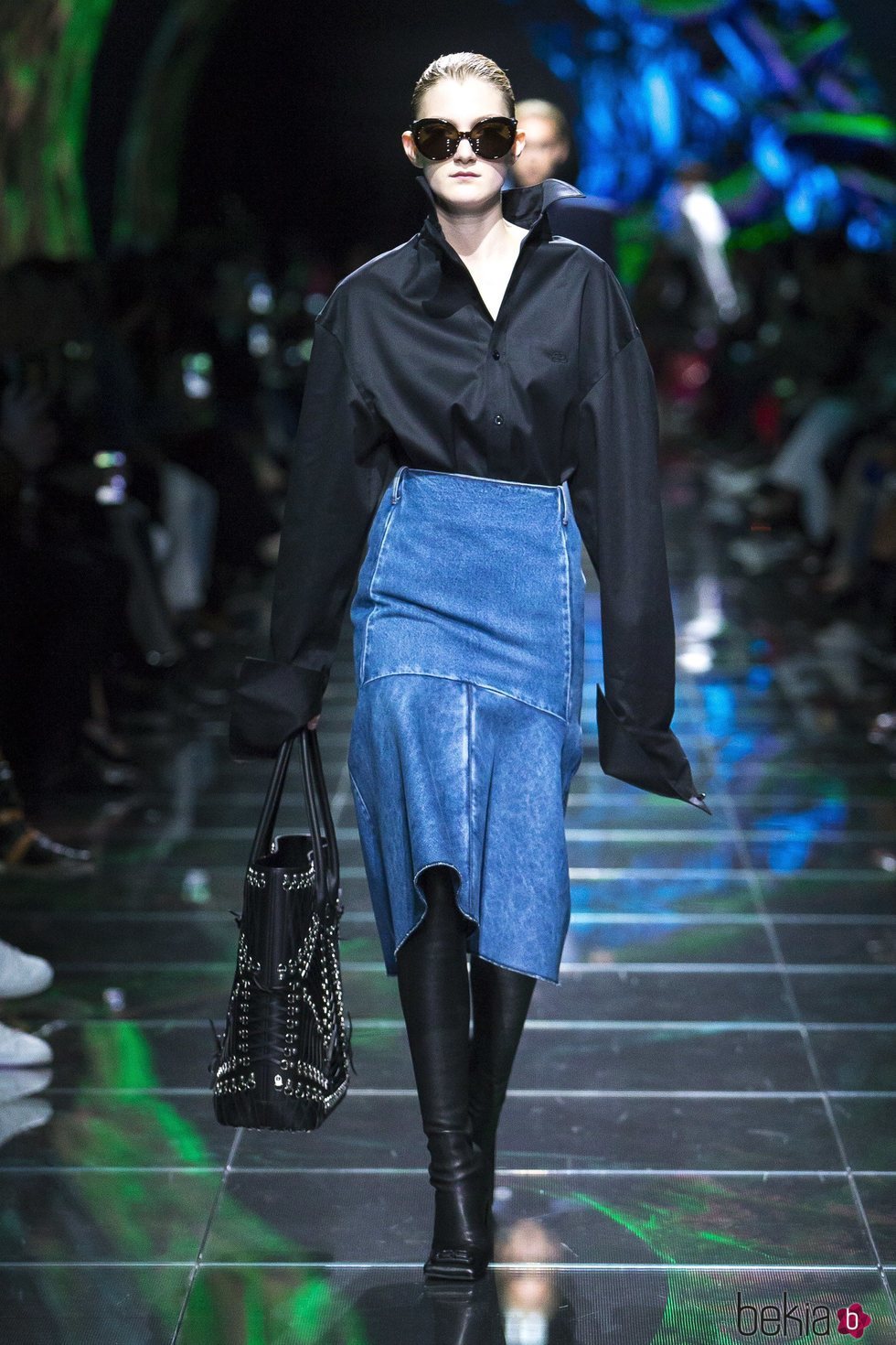 Modelo con una blusa negra en eldesfile de Balenciaga en Paris de la colección primavera/verano 2019