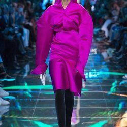 Modelo con un total look fucsia en el desfile de Balenciaga en Paris de la colección primavera/verano 2019