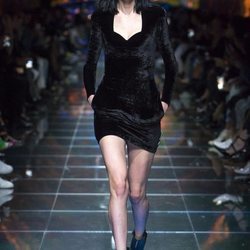 Vestido negro terciopelo del desfile de Balenciaga en Paris de la colección primavera/verano 2019