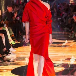 Modelo vestido asimétrico rojo en el desfile de Balenciaga en Paris de la colección primavera/verano 2019