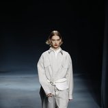 Modelo con una gabardina gris perla de la colección primavera/verano 2019 de Givenchy