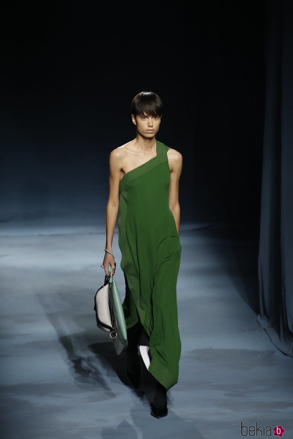 Modelo con un vestido asimétrico de la colección primavera/verano 2019 de Givenchy