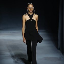 Modelo con un top negro asimétrico de la colección primavera/verano 2019 de Givenchy