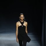 Modelo con un top negro asimétrico de la colección primavera/verano 2019 de Givenchy