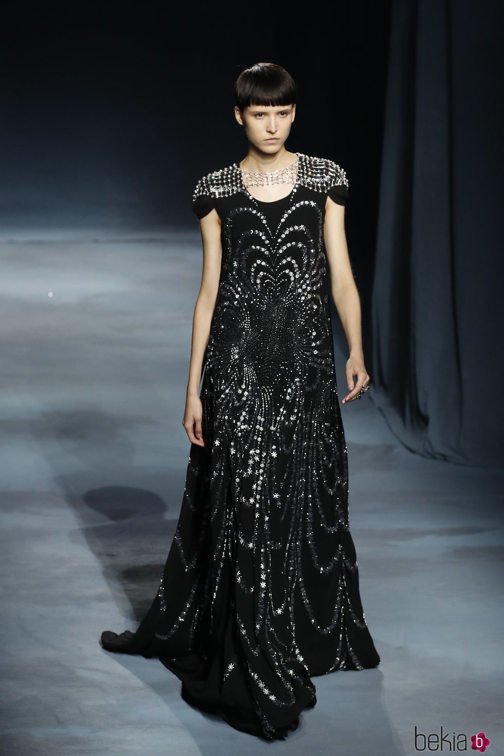 Modelo con un vestido largo negro de la colección primavera/verano 2019 de Givenchy