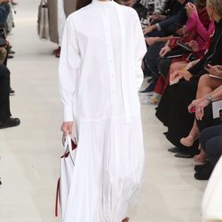 Modelo con un vestido blanco de la colección primavera/verano 2019 de Valentino presentado en Paris Fashion Week