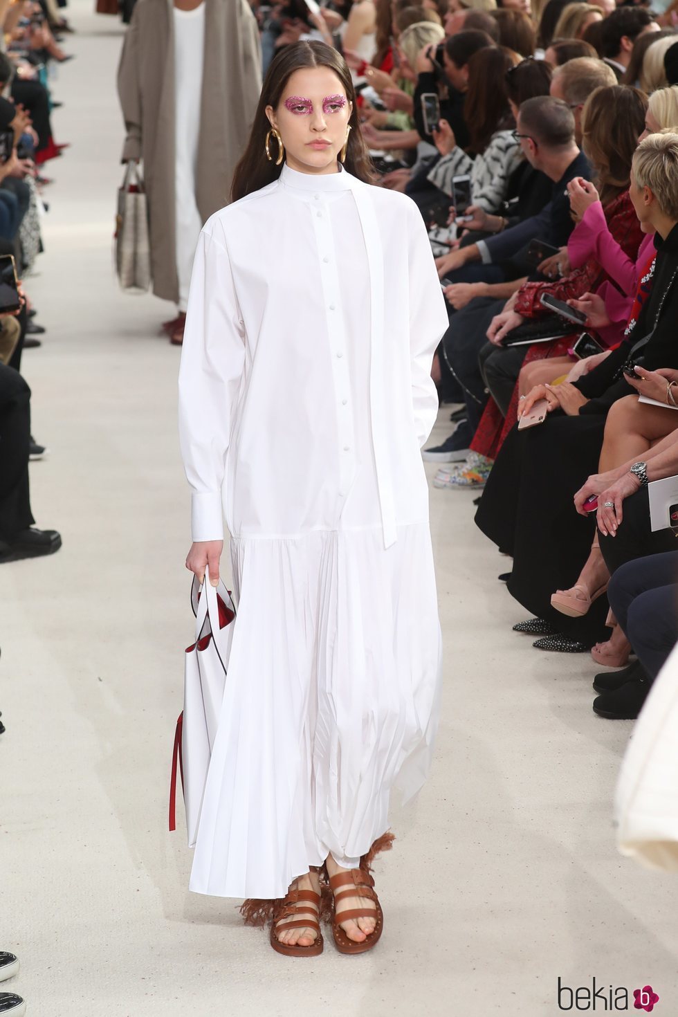 Modelo con un vestido blanco de la colección primavera/verano 2019 de Valentino presentado en Paris Fashion Week