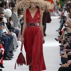 Modelo con un vestido rojo de la colección primavera/verano 2019 de Valentino presentada en Paris Fashion Week