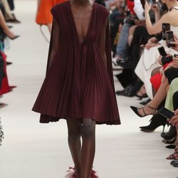 Modelo con un vestido corto marrón  de la colección primavera/verano 2019 de Valentino presentada en Paris Fashion Week