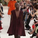 Modelo con un vestido corto marrón  de la colección primavera/verano 2019 de Valentino presentada en Paris Fashion Week
