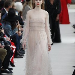 Modelo con un vestido de tul  de la colección primavera/verano 2019 de Valentino presentada en Paris Fashion Week