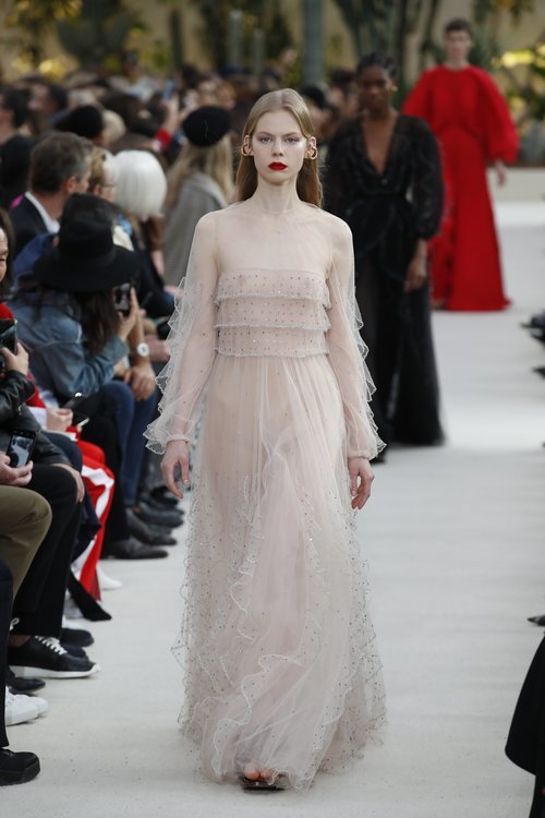 Modelo con un vestido de tul  de la colección primavera/verano 2019 de Valentino presentada en Paris Fashion Week