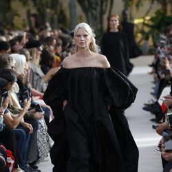 Modelo con un vestido negro de la colección primavera/verano 2019 de Valentino presentada en Paris Fashion Week