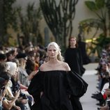 Modelo con un vestido negro de la colección primavera/verano 2019 de Valentino presentada en Paris Fashion Week