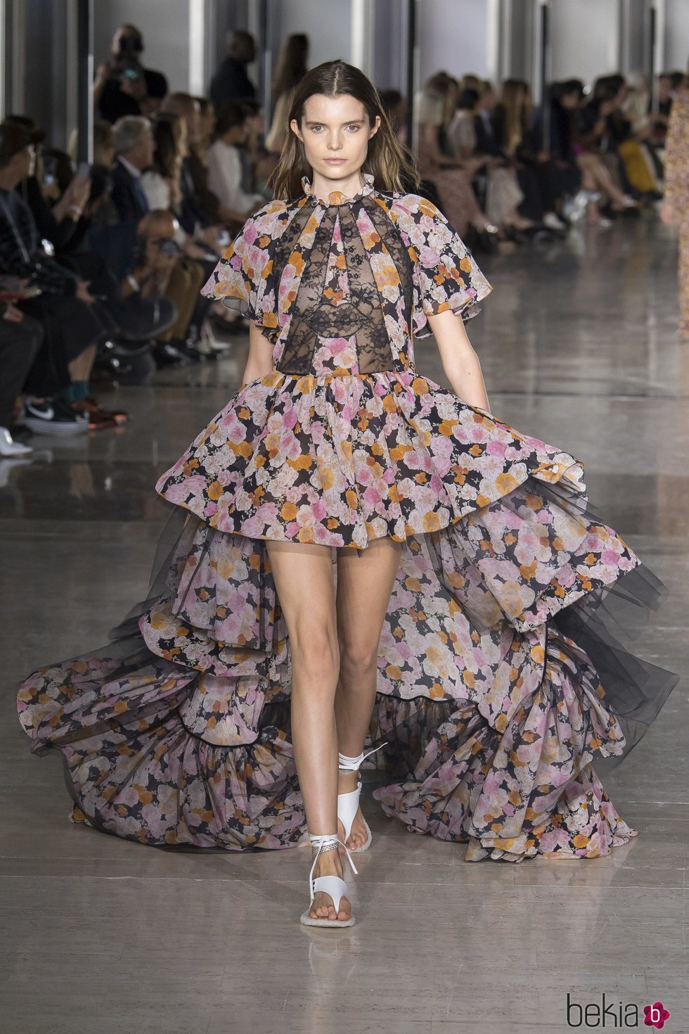 Vestido asimétrico de Giambattista Valli primavera/verano 2019 en la Paris Fashion Week