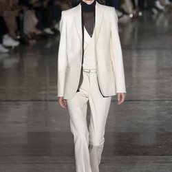 Traje de chaqueta blanco de Giambattista Valli primavera/verano 2019 en la Paris Fashion Week