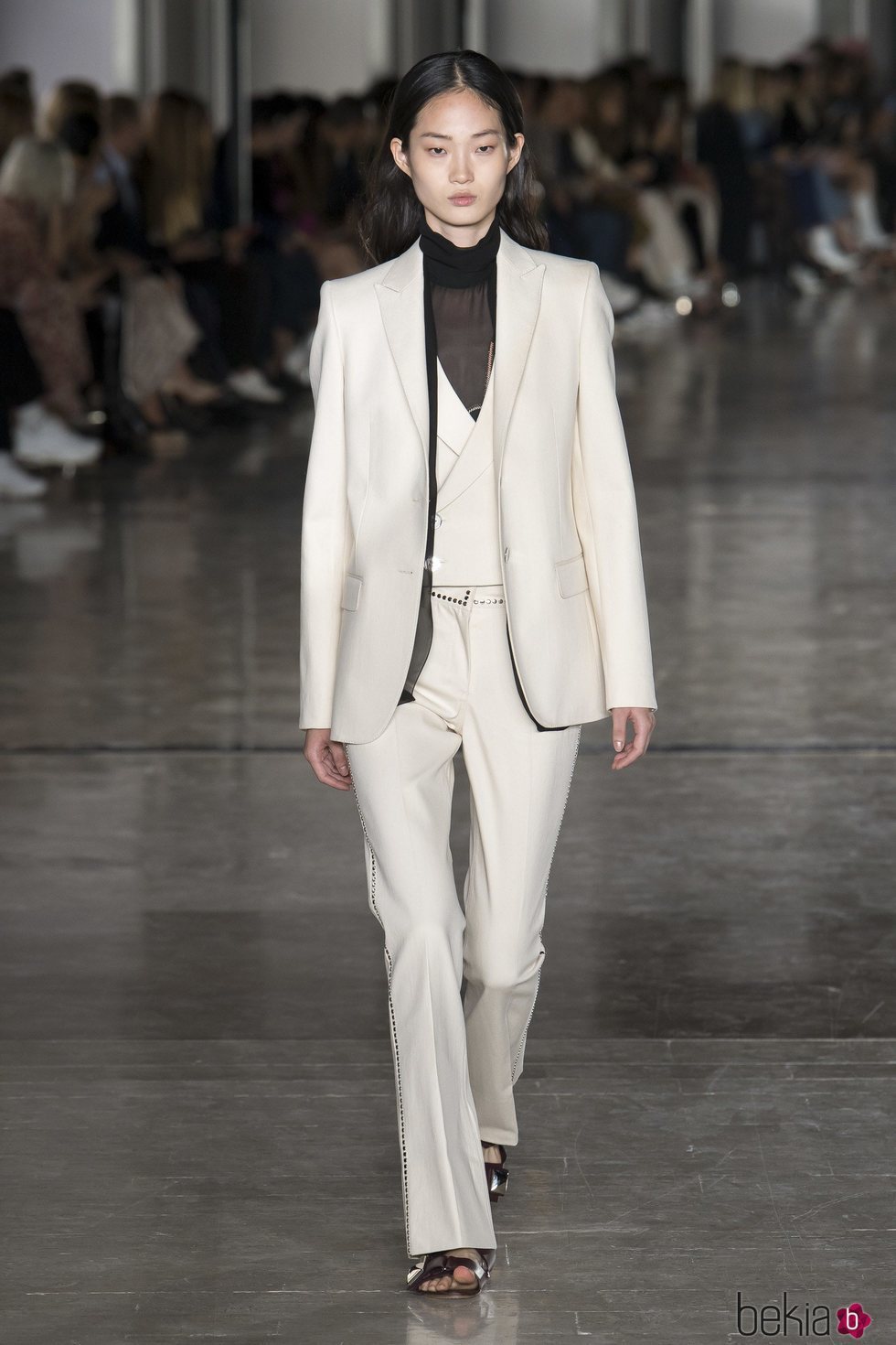 Traje de chaqueta blanco de Giambattista Valli primavera/verano 2019 en la Paris Fashion Week