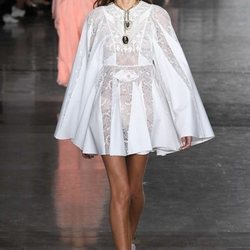 Vestido corto color blanco de Giambattista Valli primavera/verano 2019 en la Paris Fashion Week