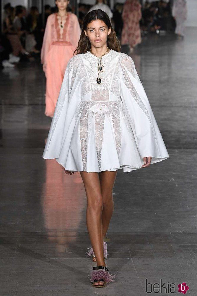 Vestido corto color blanco de Giambattista Valli primavera/verano 2019 en la Paris Fashion Week