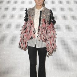 Olivia Palermo con una chaqueta de plumas en la Paris Fashion Week