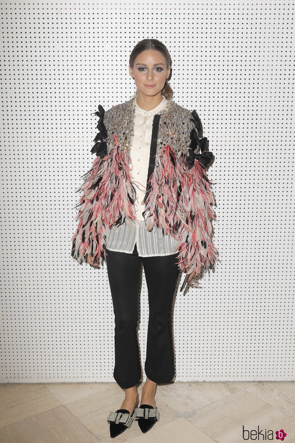 Olivia Palermo con una chaqueta de plumas en la Paris Fashion Week