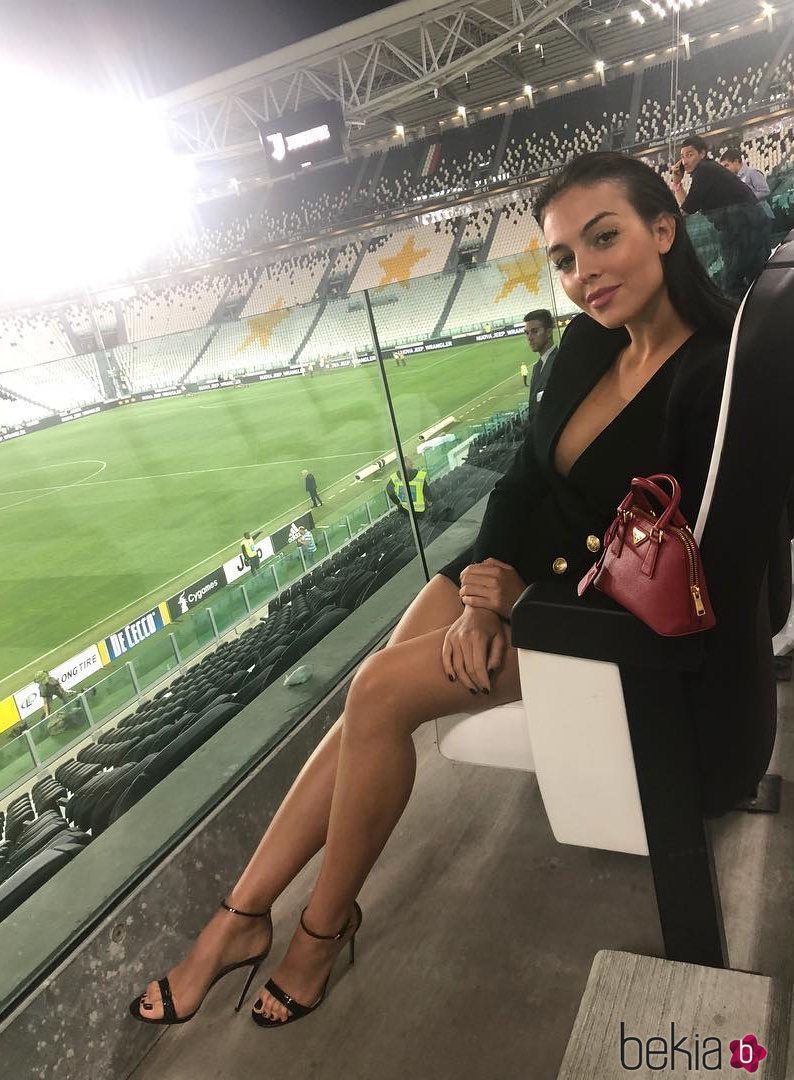 Georgina Rodríguez con una blazer de vestido en el Allianz Stadium