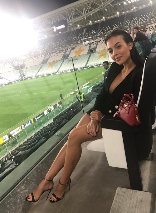 Georgina Rodríguez con una blazer de vestido en el Allianz Stadium