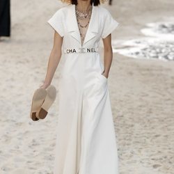 Vestido blanco de Chanel primavera/verano 2019 en la Paris Fashion Week