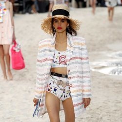 Chaqueta con hombros estructurados de Chanel primavera/verano 2019 en la Paris Fashion Week