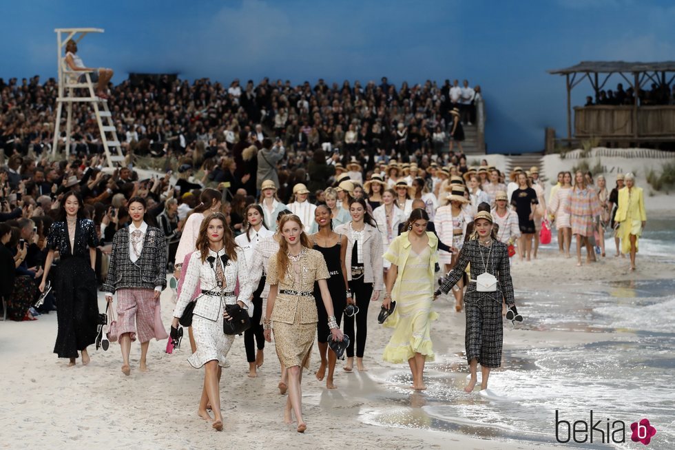 Carrusel de modelos al finalizar el desfile primavera/verano 2019 de Chanel en la Paris Fashion Week