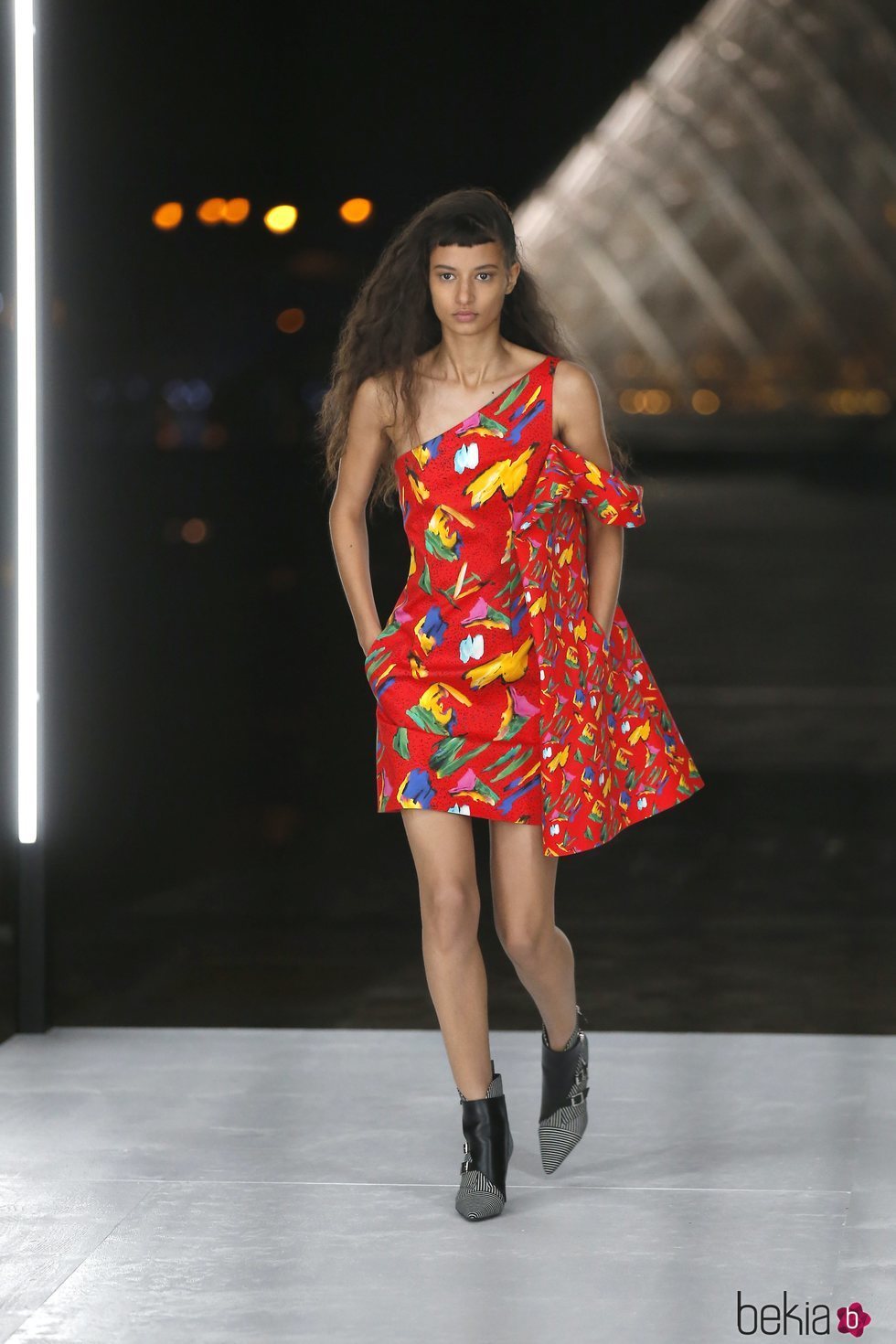 Vestido estampado de Louis Vuitton primavera/verano 2019 en la Paris Fashion Week