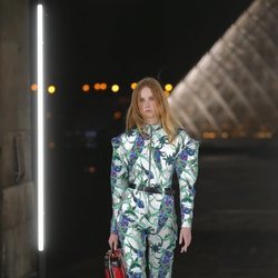 Jumpsuit estampado de Louis Vuitton primavera/verano 2019 en la Paris Fashion Week
