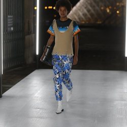 Pantalón estampado con glitter de Louis Vuitton primavera/verano 2019 en la Paris Fashion Week