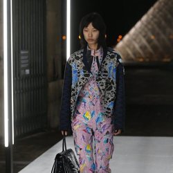 Pantalón y camisa estampado de Louis Vuitton primavera/verano 2019 en la Paris Fashion Week