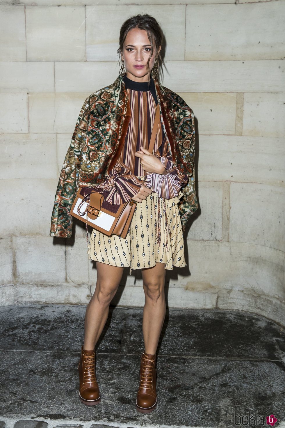 Alicia Vikander con un look de tendencia en el desfile de Louis Vuitton en la Paris Fashion Week