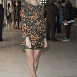 Poppy Delevingne con un mini vestido estampado en la Paris Fashion Week