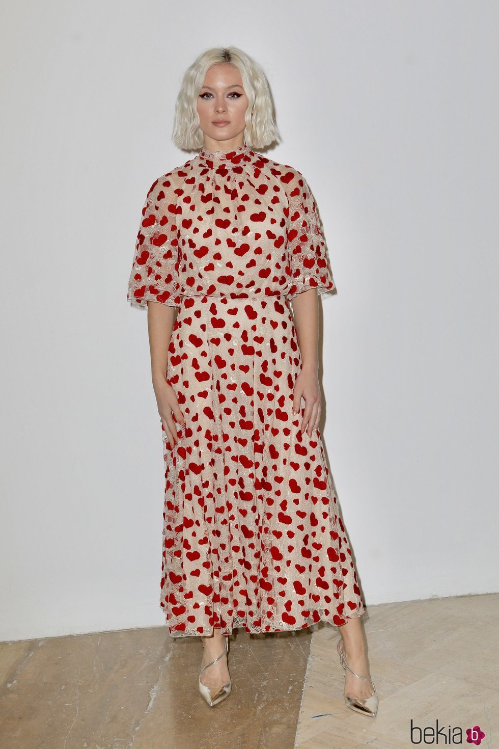 Zara Larsson con un vestido estampado en la Semana de la Moda de París