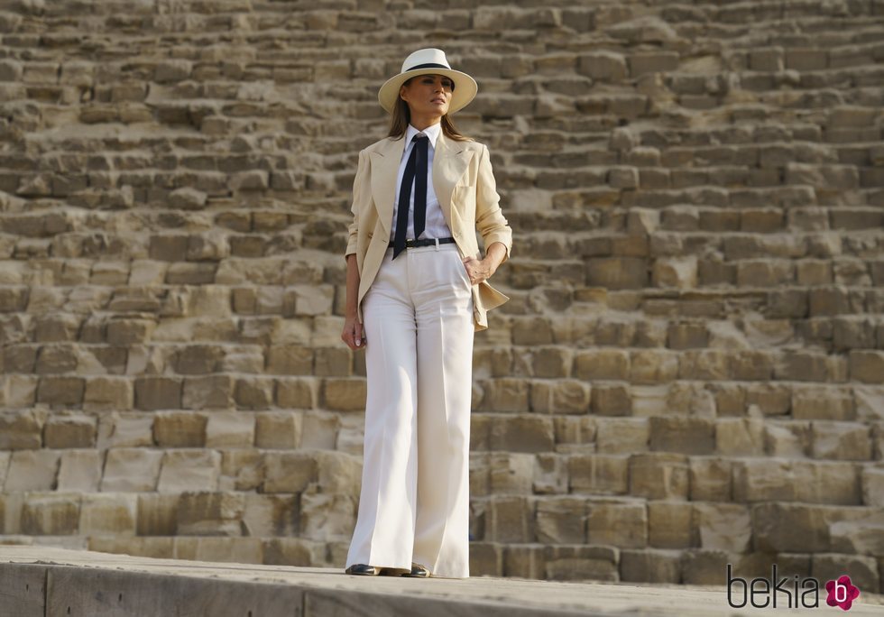 Melania Trump visita Egipto con un look irreconocible