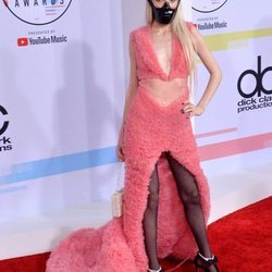 Poppy con un vestido rosa en los American Music Awards 2018