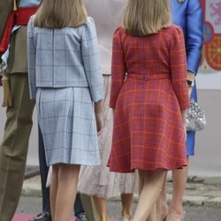 Los vestidos de la Princesa Leonor y la Infanta Sofía por detrás el Día de la Hispanidad 2018