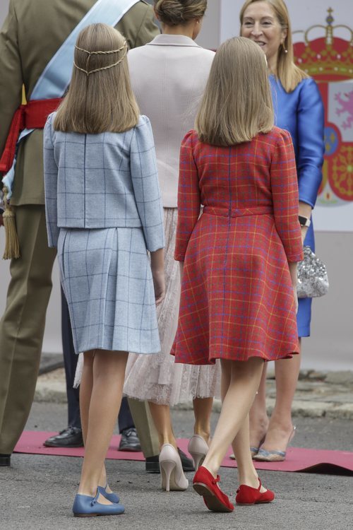 Los vestidos de la Princesa Leonor y la Infanta Sofía por detrás el Día de la Hispanidad 2018