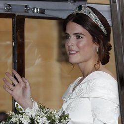 Princesa Eugenia de York saludando el día de su boda con una diadema de esmeraldas 2018