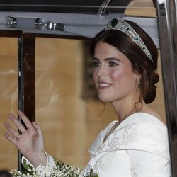 Princesa Eugenia de York saludando el día de su boda con una diadema de esmeraldas 2018