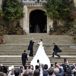 Parte trasera el vestido de la Princesa Eugenia de York mostrando la larga cola 2018